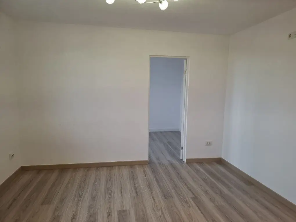 BRASADAS vinde ap 2 cam RENOVAT in Micro14 etaj 4/4.