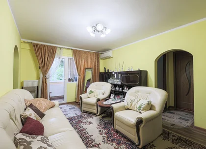 Apartament, la etajul 1, cu balcon spre zona verde, malul Muresului