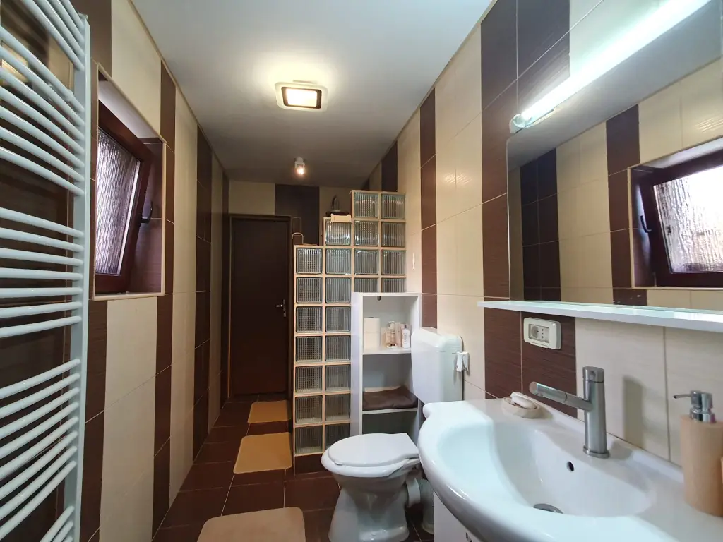 Vand apartament la casă cu curte – zonă centrală aproape de Malul Mureșului