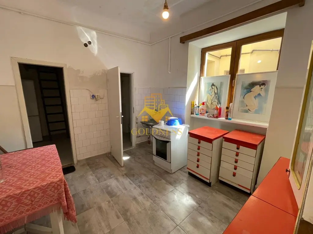 Casă 3 camere, Mihail Kogalniceanu, Zona Ultracentrală, Curte 240 mp