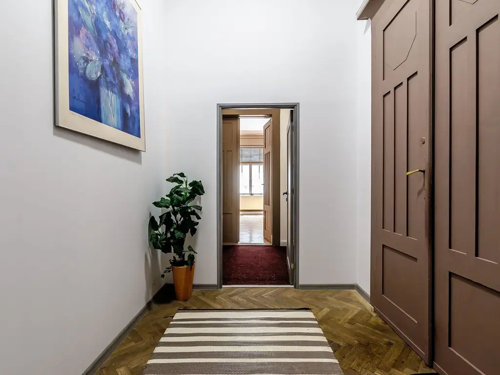 Apartament ULTRACENTRAL cu 3 camere, la cheie, renovat recent