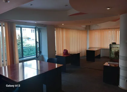 Ag BRASADAS închiriaza apt ULTRACENTRAL 82mp la etajul 1.