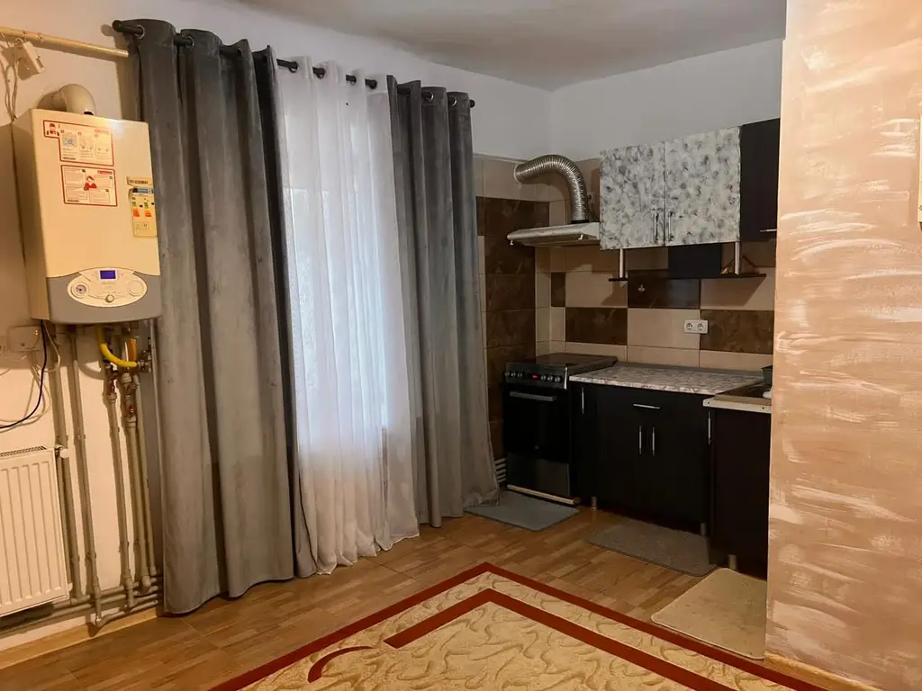 Apartament cu 2 camere, etaj 1, la casa - zona centrala