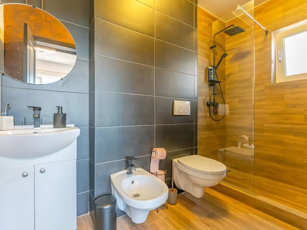 Casă Individuală de Închiriat, Încălzire în Pardoseală, Teren 400 mp