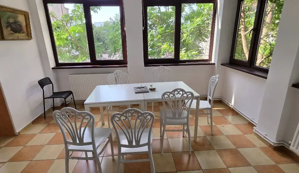 Dacia apartament 4 camere nemobilate de inchiriat
