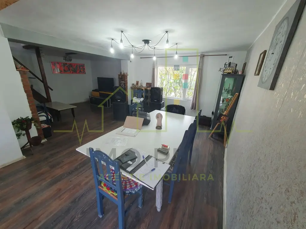 Casa individuala pe parter, cu pod foarte inalt amenajat.