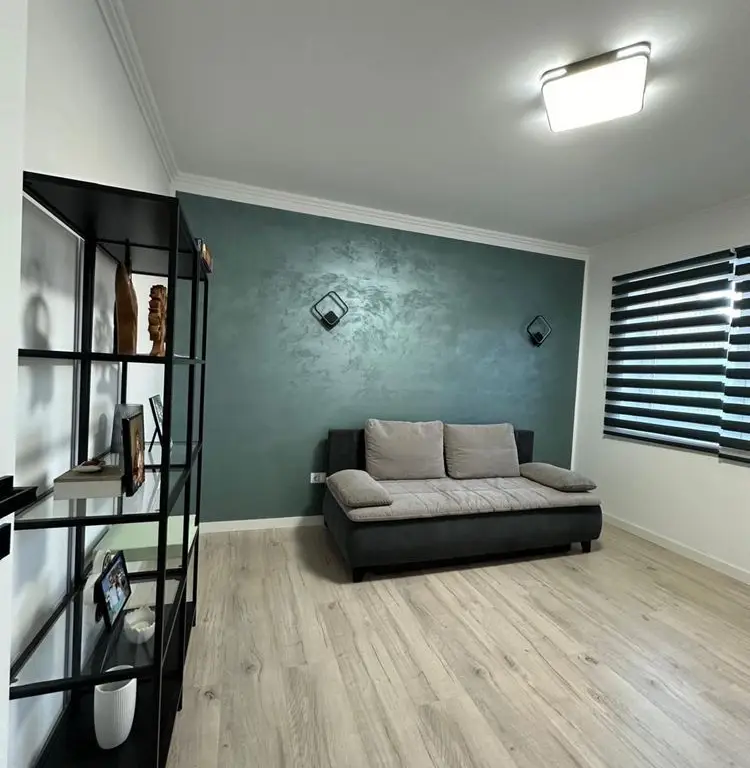 Vând apartament cu trei camere