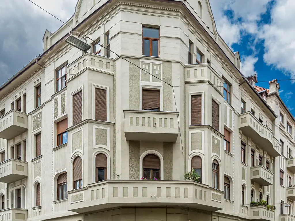 Apartament ultracentral cu 4 camere decomandat, etaj intermediar