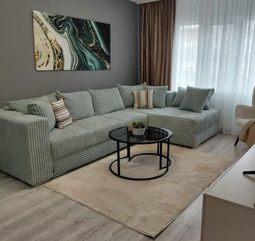 Vanzare - apartament cu 3 camere, Micro 16, renovat, mobilat nou