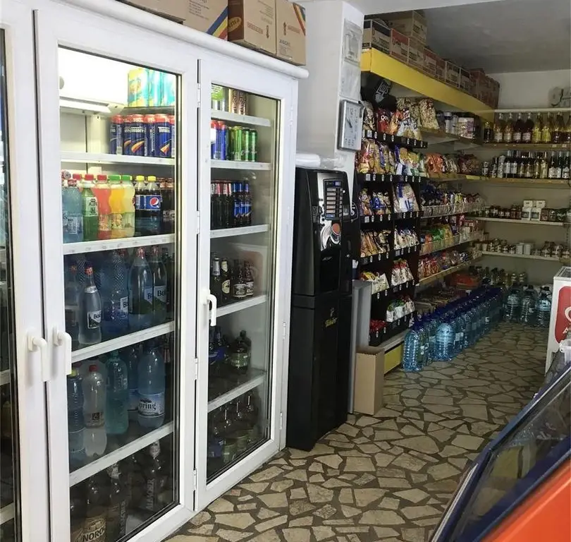 Spatiu com casa - Sos Petricani