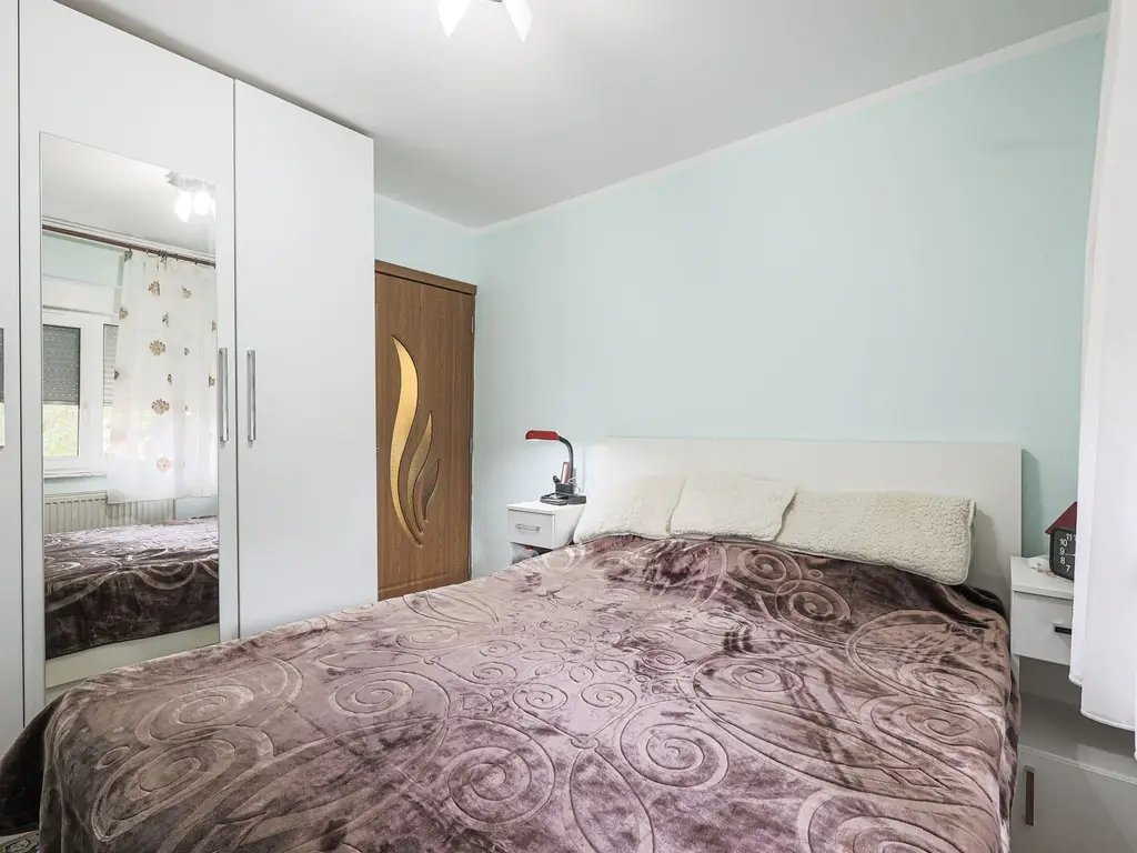 Apartament, la etajul 1, cu balcon spre zona verde, malul Muresului