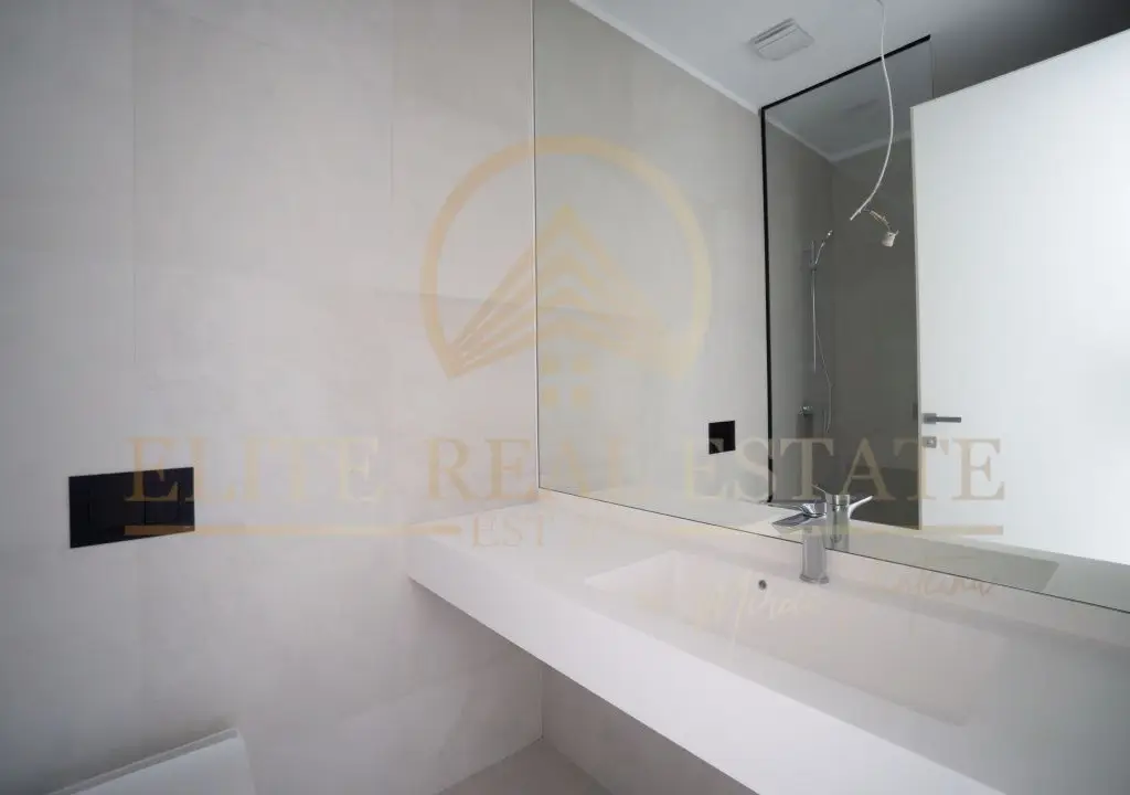 Stațiunea Mamaia - Vânzare apartament cu 2 camere cu terasa, primul rând la mare