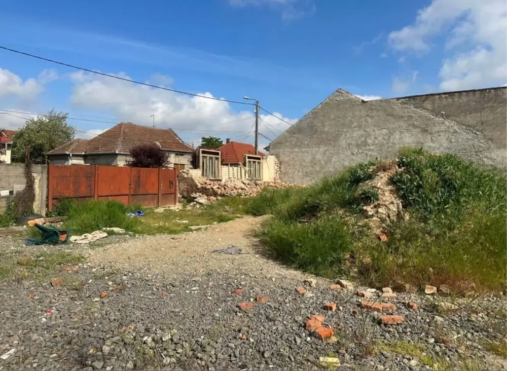 BRASADAS vinde teren in zona Soarelui.