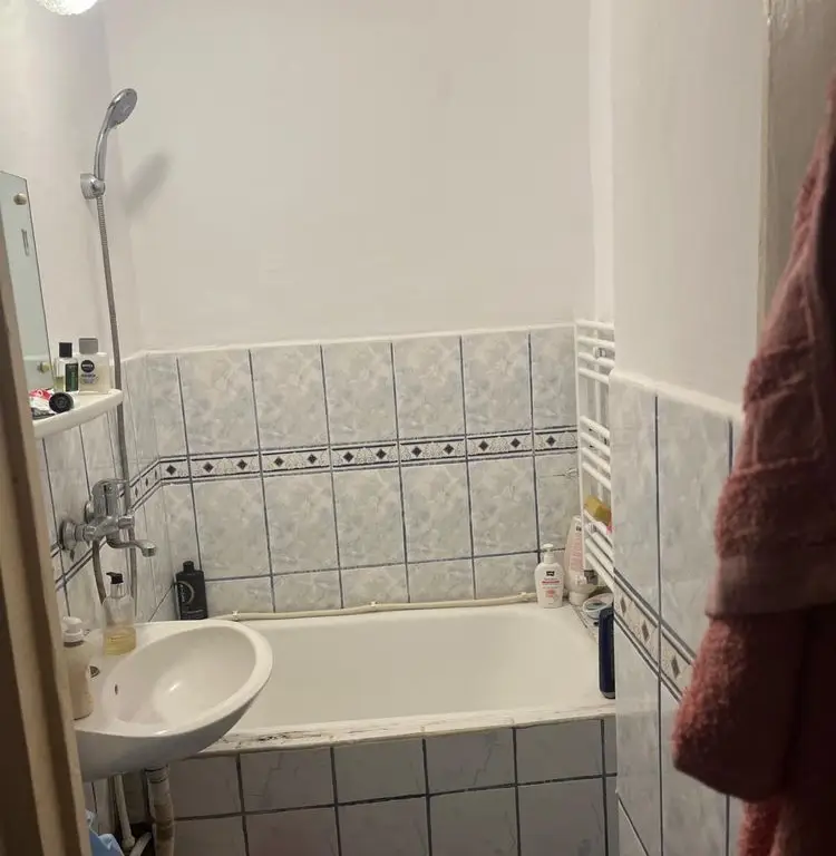 BRASADAS vinde garsoniera utilata etaj 1/4 Ostrovului.