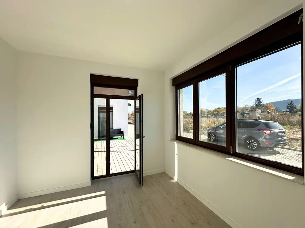 Apartament 2 camere 60 mp cu geam la baie lângă Paradisul Acvatic