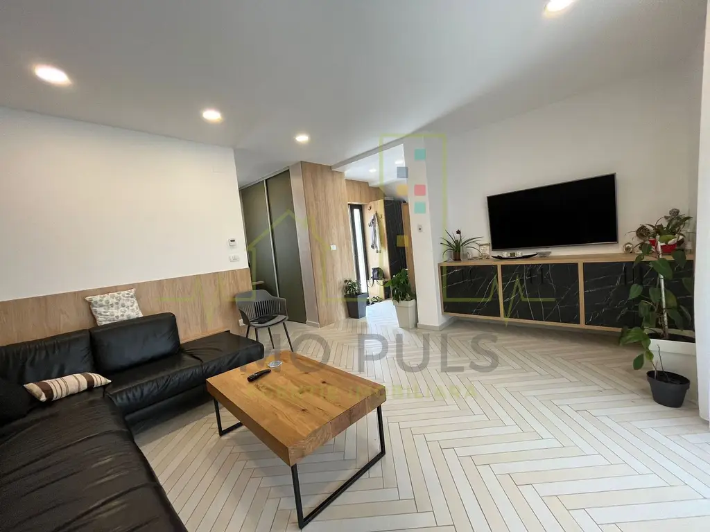 Apartament pe 3 nivele. Terasa 30 mp. 2 Balcoane. 2 Bai. Gradina