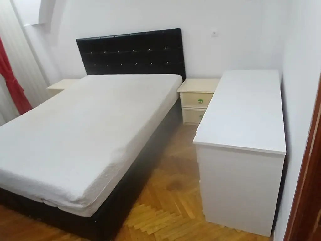 De inchiriat apartament cu 3 camere, I. C. Frimu, etaj 3, 450 euro