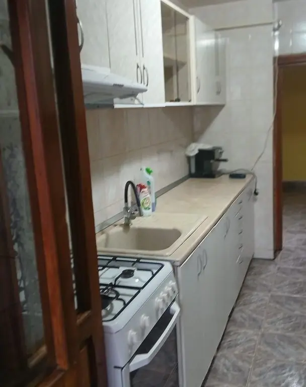 De inchiriat apartament cu 3 camere, I. C. Frimu, etaj 3, 450 euro