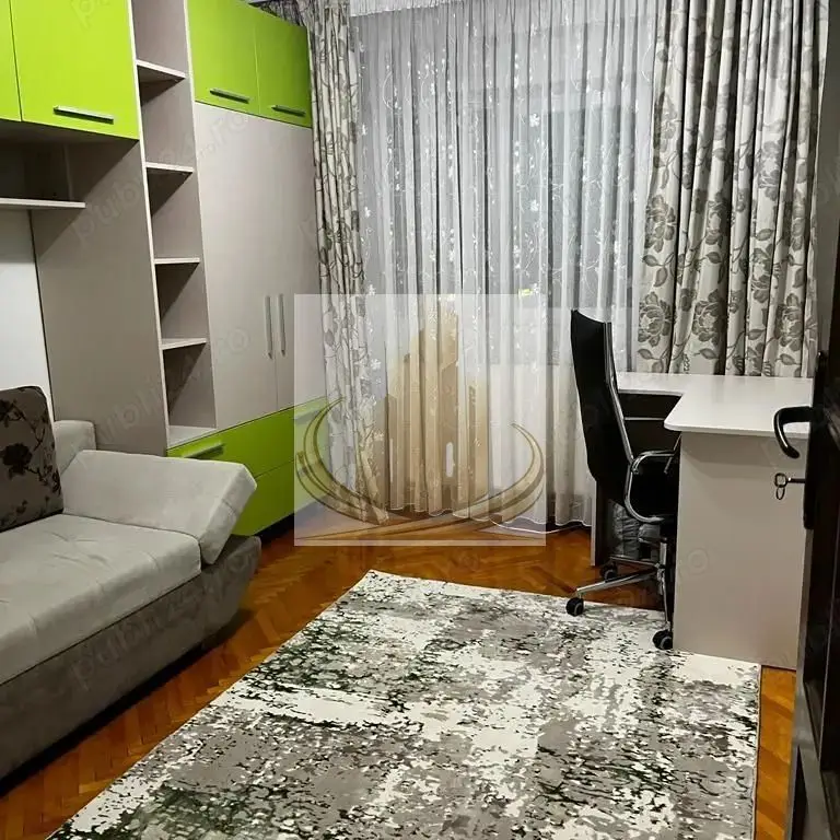 Apartament 3 camere, decomandat, zona Lunei