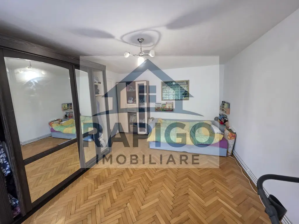 Vand apartament cu 4 camere aproape de centru