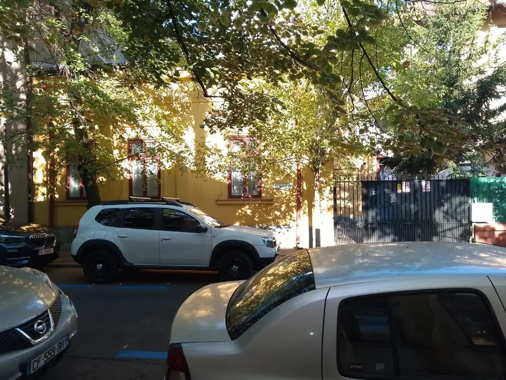 Inchiriez casa la curte in centru,zona Foisorul de Foc