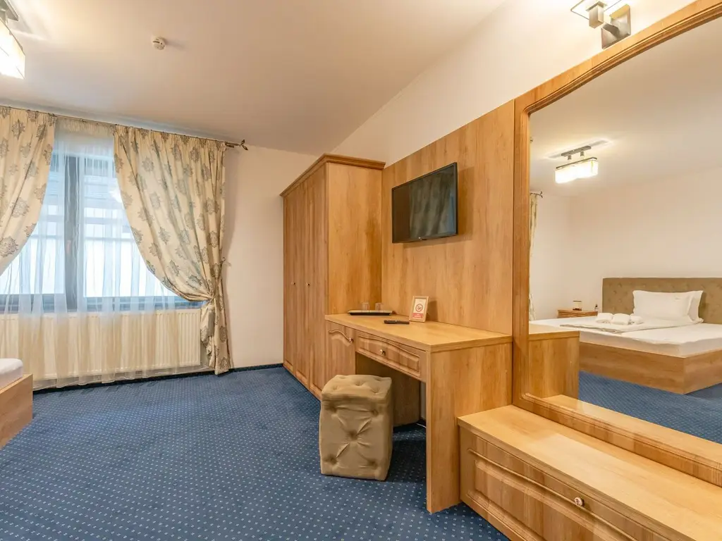 Pensiune Râșnov, 13 camere plus locuință proprietar, zonă Cetate