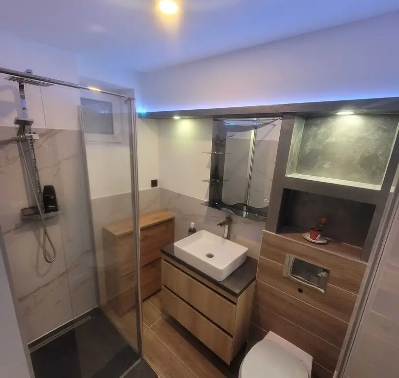 BRASADAS vinde ap 2 cam etaj 3/4 Closca, renovat, modificat.