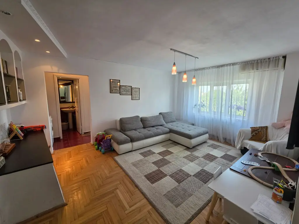 Vand apartament cu 4 camere aproape de centru