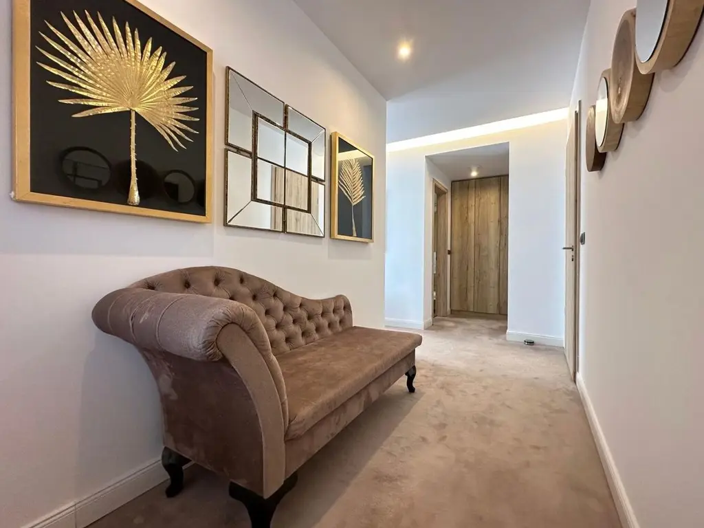 Inchiriem penthouse LUX 4 camere cu terasa de 122 mp zona Coresi