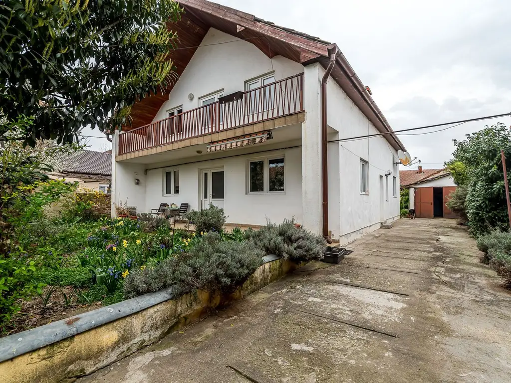 Casă construită în anul 2000, cu 5 camere Aradul Nou, Zona Tabacovici.