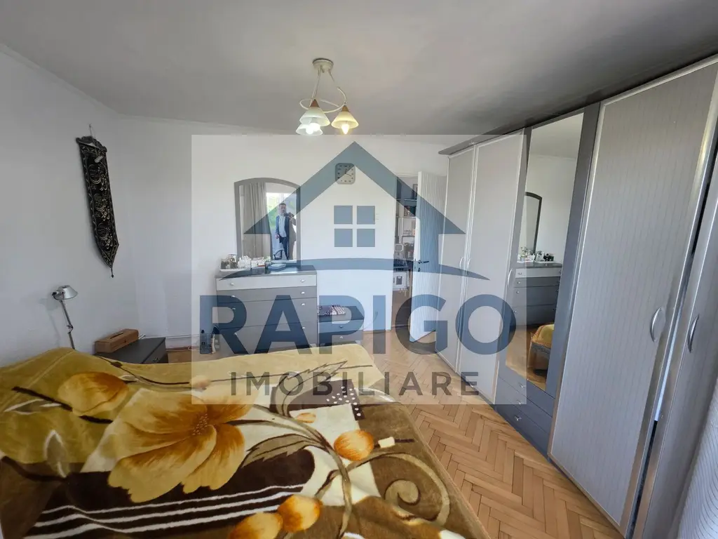 Vand apartament cu 4 camere aproape de centru