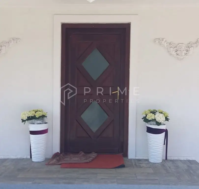 Casa perfectă pentru familie – curte, foișor cu grătar și garaj triplu