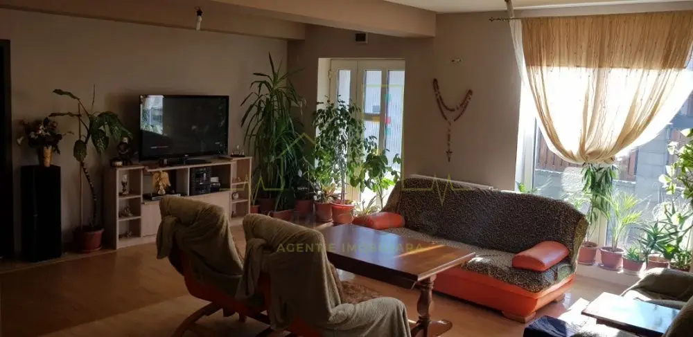 Casa individuala. 2 fronturi. Pozitie buna.
