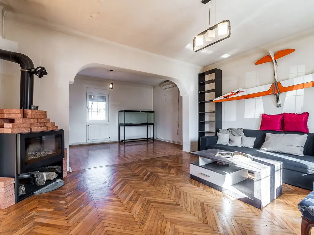 Casa ideală pentru familie: școală la 3 min. Zonă foarte liniștită.