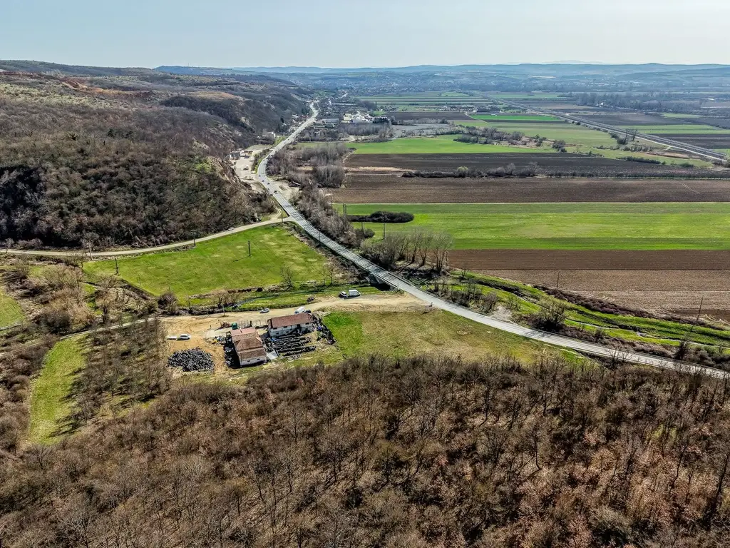 1,2 ha teren comercial/industrial cu hale in Baratca Paulis Arad