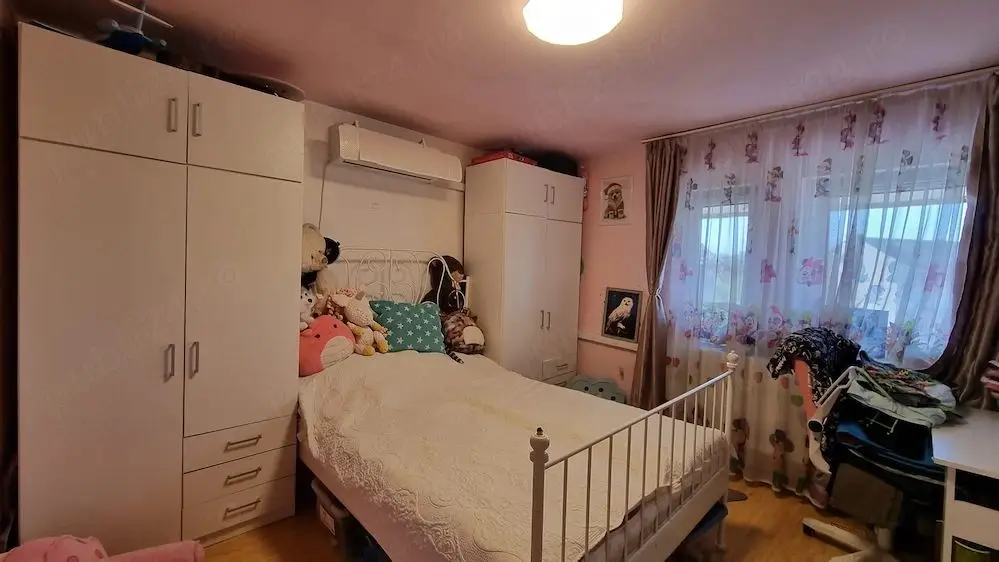 BRASADAS vinde ap 3 cam modernizat și parțial mobilat.