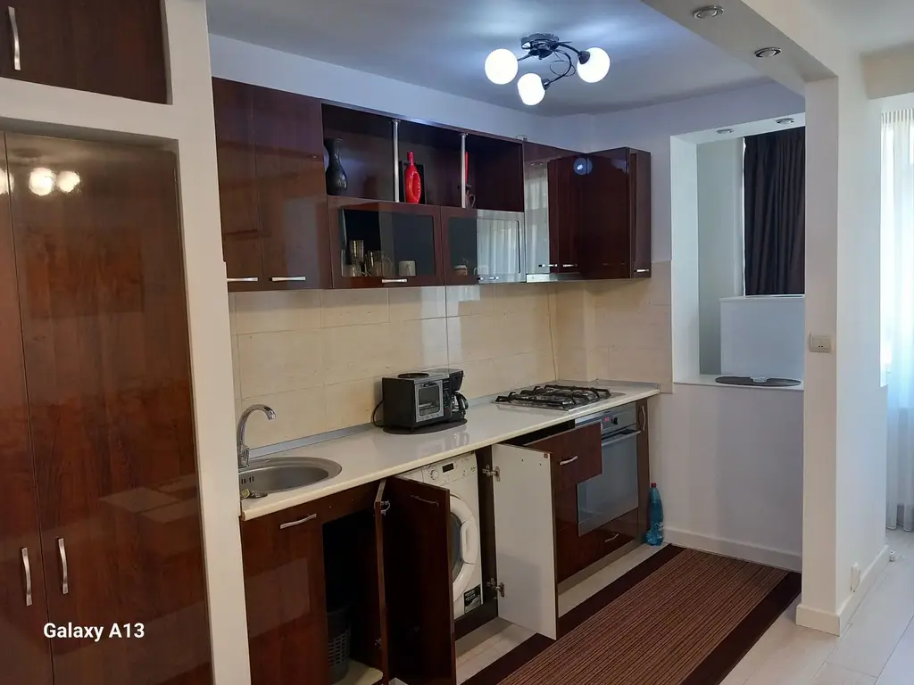 BRASADAS închiriază ap 2 cam etaj 1/8 50mp Piata UNIRII.