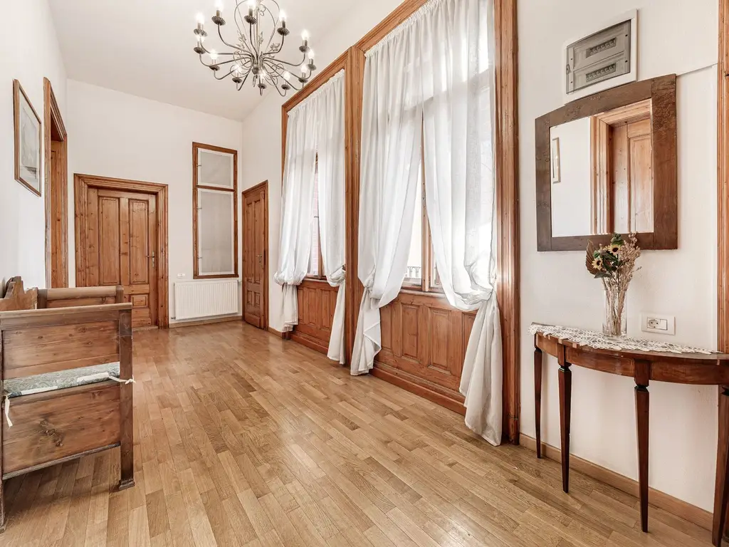 Bijuterie arhitecturală cu istorie. Confort modern, Ultracentral.