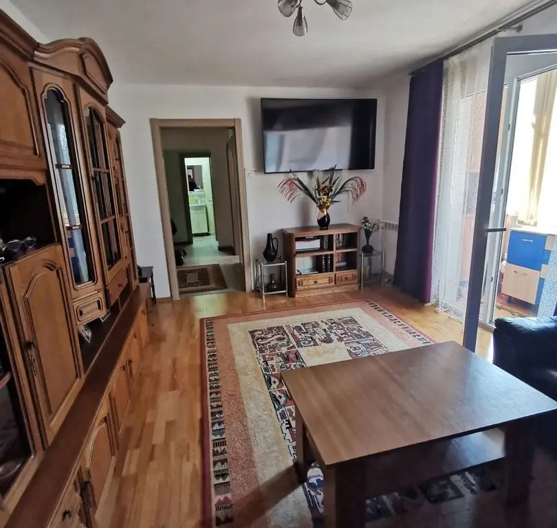 Proprietar , vand apartament , 4 camere cu centrala termica , boxa si loc parcare adp