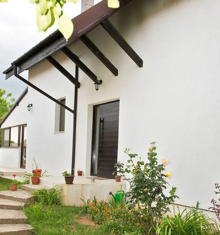 Vilă 5 dormitoare, 4 băi, 2 248mp teren, piscină. Preț: 229 000 E.