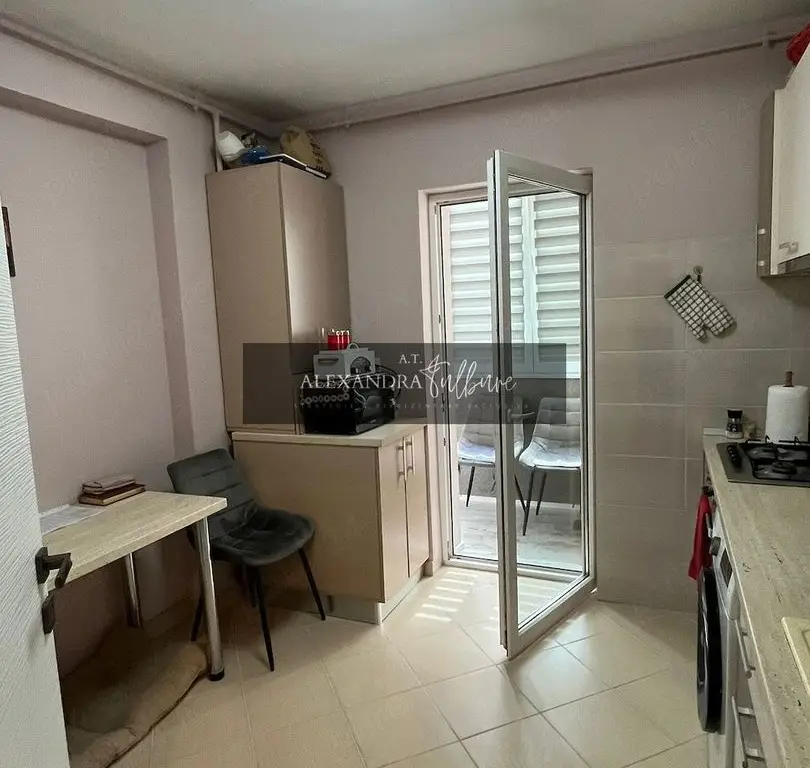 Apartament 2 camere decomandate, balcon, etaj intermediar, parcare