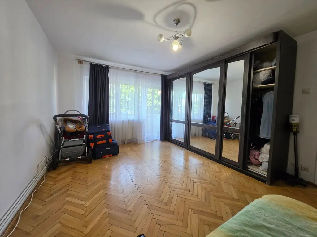Vand apartament cu 4 camere aproape de centru