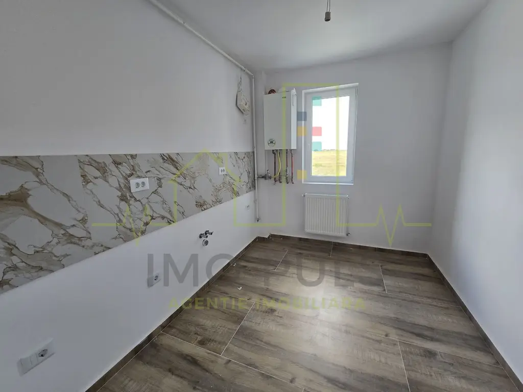 Apartament la parter cu balcon. Bucatarie separata. Loc de parcare
