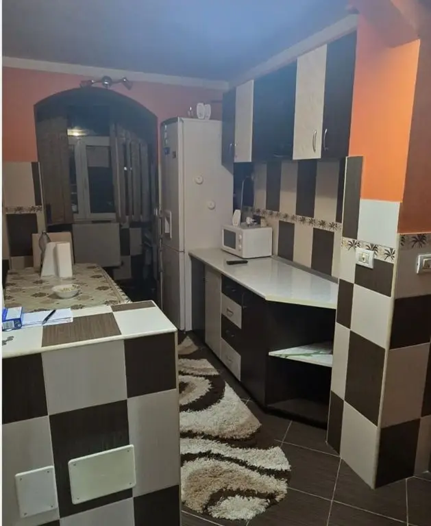 Apartament 2 camere decomandat, et.1, centru, mobilat, parcare