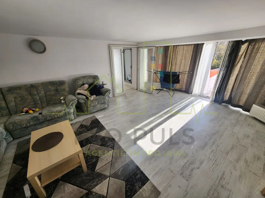 3 Camere. 2 Bai. Apartament pe 2 nivele. Pretabil investitie.