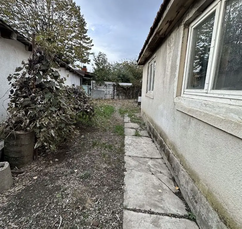 BRASADAS vinde PARTERUL unei case in zona Botizului.