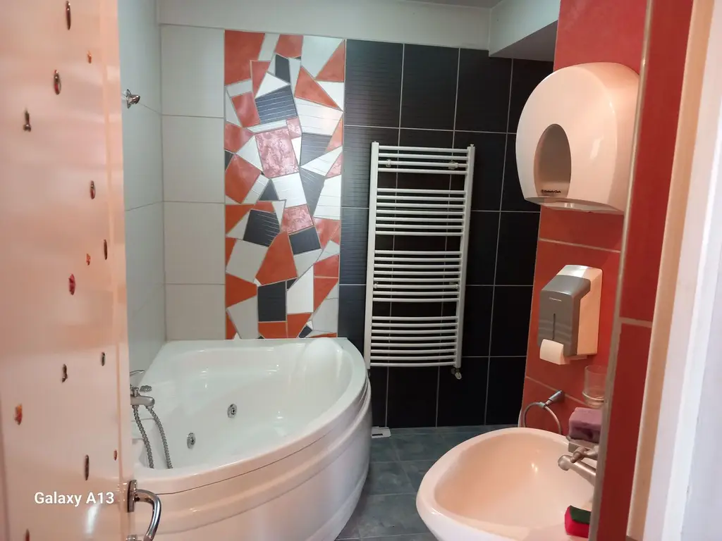 Ag BRASADAS închiriaza apt ULTRACENTRAL 82mp la etajul 1.