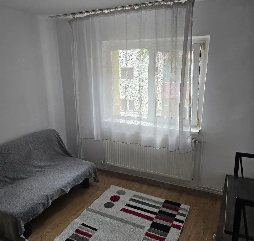 Inchiriez apartament cu 3 camere, decomandat,
