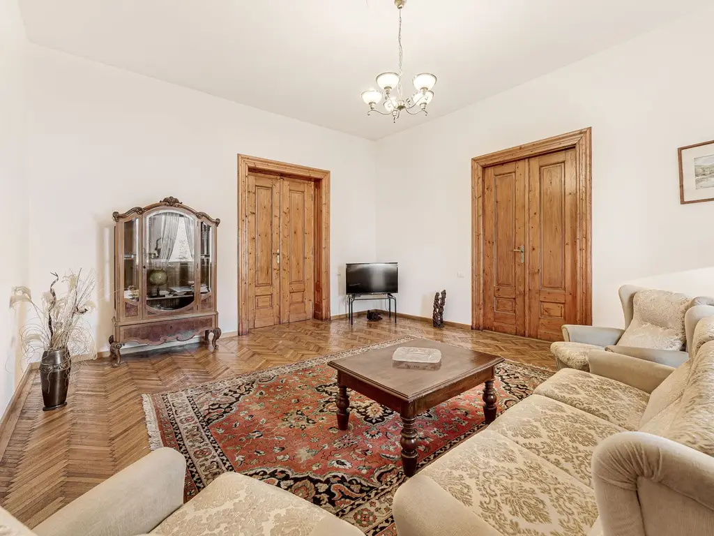 Bijuterie arhitecturală cu istorie. Confort modern, Ultracentral.