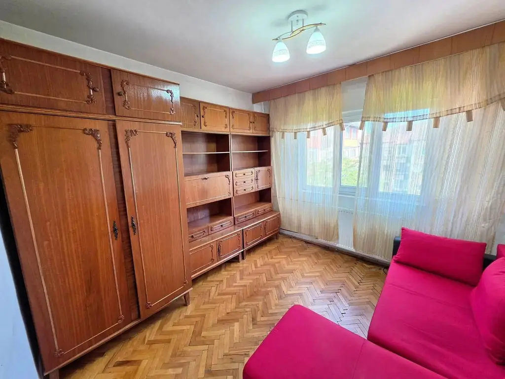 Vand apartament cu 2 camere decomandat in Calea Lipovei